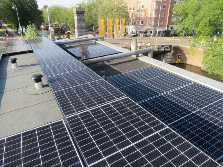 Zonnepanelen op het dak van De Amstel